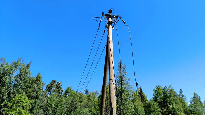 В Свердловской области опора ЛЭП обрушилась, когда на ней работал электромонтёр