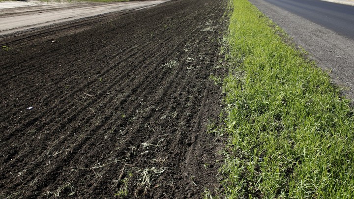 Военкор показал циничный подарок жителям Лисичанска от ВСУ: Буквально засыпали