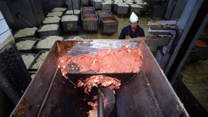 В Новочеркасске директор мясокомбината пустил госконтракт на фарш за 2,2 млн рублей