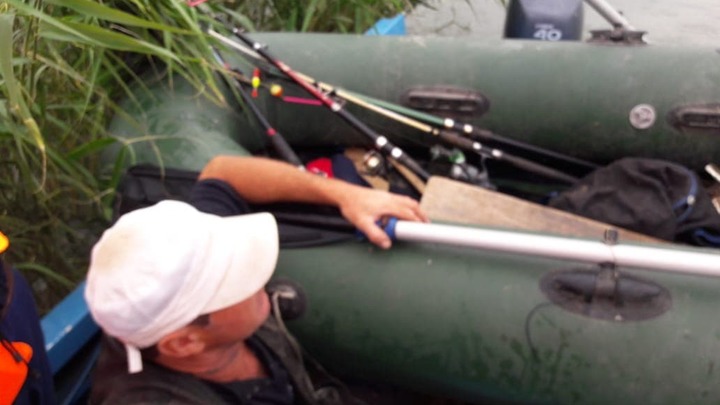 В Ростовской области ураган на Маныче чуть не утопил рыбака вместе с лодкой