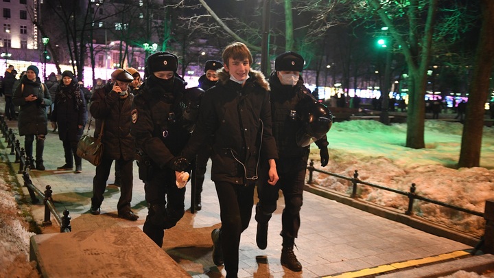 Нижегородская полиция задержала 19 человек за участие в несанкционированном антивоенном митинге