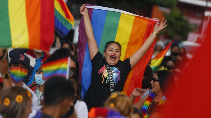 Шествие за свободу Украины: Пришли разукрашенные мужчины в перьях и депутат