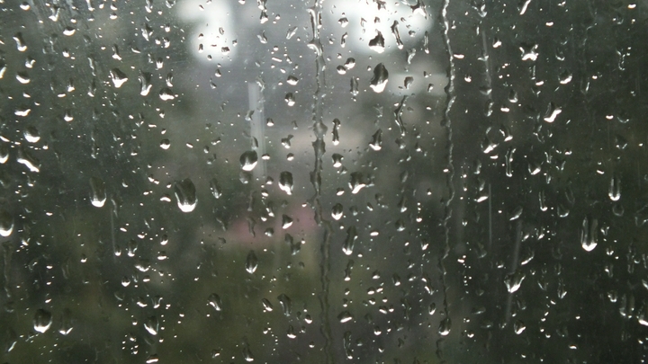 В Сочи залповый ливень превратил дороги в реки