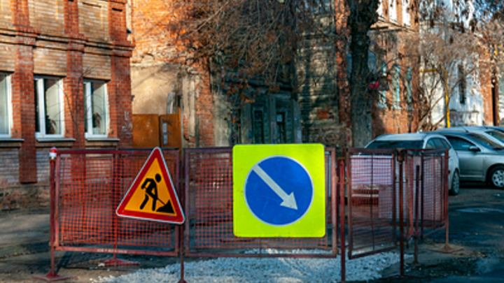 В Новосибирске ограничили движение на улице Толстого из-за ремонта теплотрассы