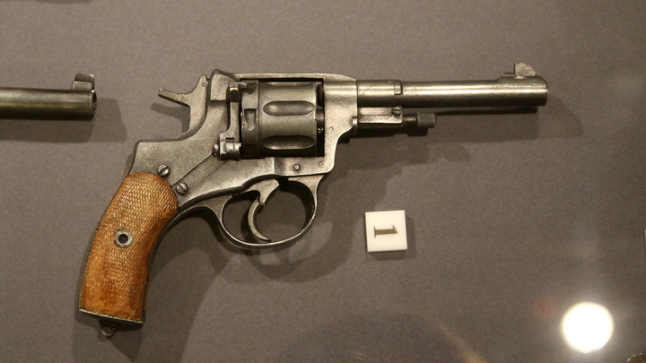 В Динском районе за продажу травматического пистолета арестовали двух жителей Адыгеи