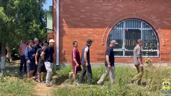 В Краснодарском крае 30 мигрантов из Узбекистана поселились в заброшке рядом с пляжем
