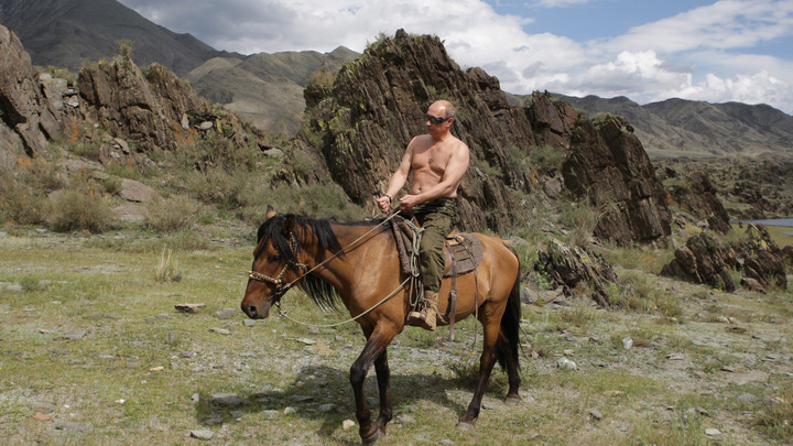Британцев поразили фотографии Путина, опубликованные по случаю его 70-летия