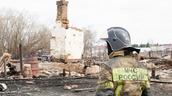 В Кемерове рядом с кафе случился пожар