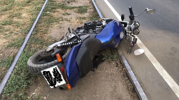 В Самаре водитель такси сбил мотоциклиста: не поделили дорогу