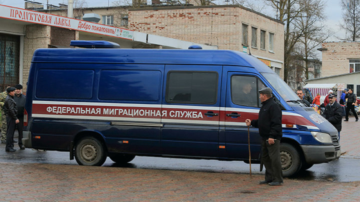 Силовики вновь нагрянули с проверкой в Толмачёво после драки мигрантов с местными жителями
