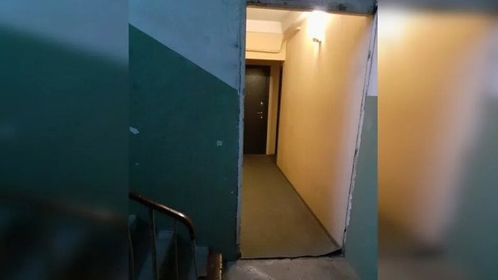 Жильцы многоэтажки в Екатеринбурге захватили часть подъезда, загородив дверью проход к лифту