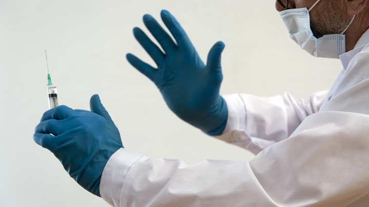 Вакцины опасны, ядовиты, могут вызвать аутизм: Facebook вводит новый метод борьбы с фейками