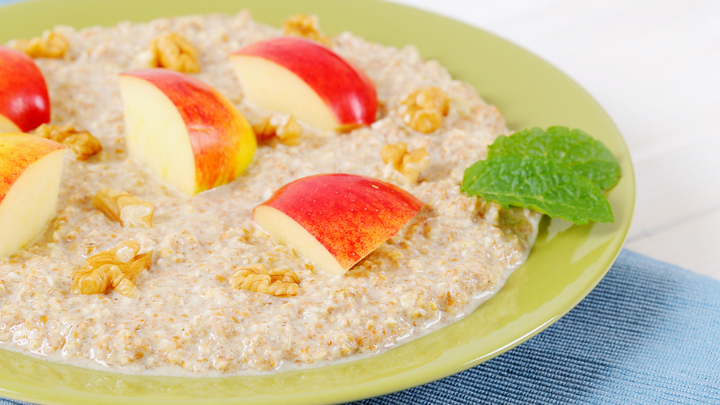 Бутерброд лучше каши: Врач предупредила о вреде овсянки по утрам