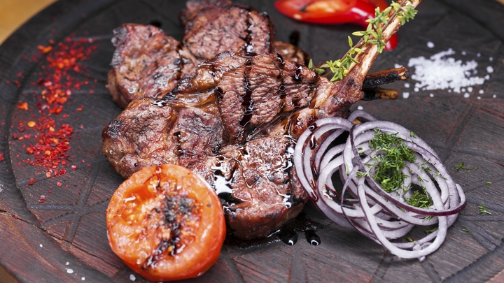 Лучше мясо, чем кефир: Названа еда, которую особенно полезно есть перед сном