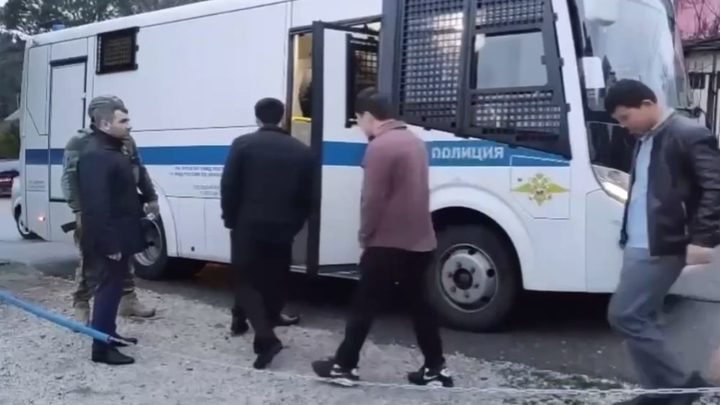 В Сочи за день накрыли сразу 400 мигрантов