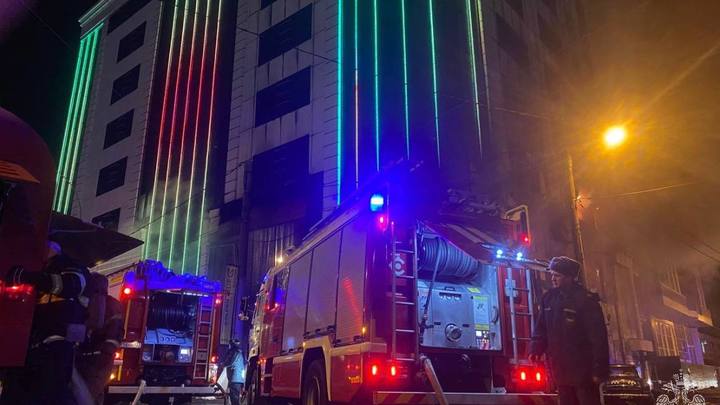 Из здания горящей гостиницы в Краснодаре эвакуировали 50 человек