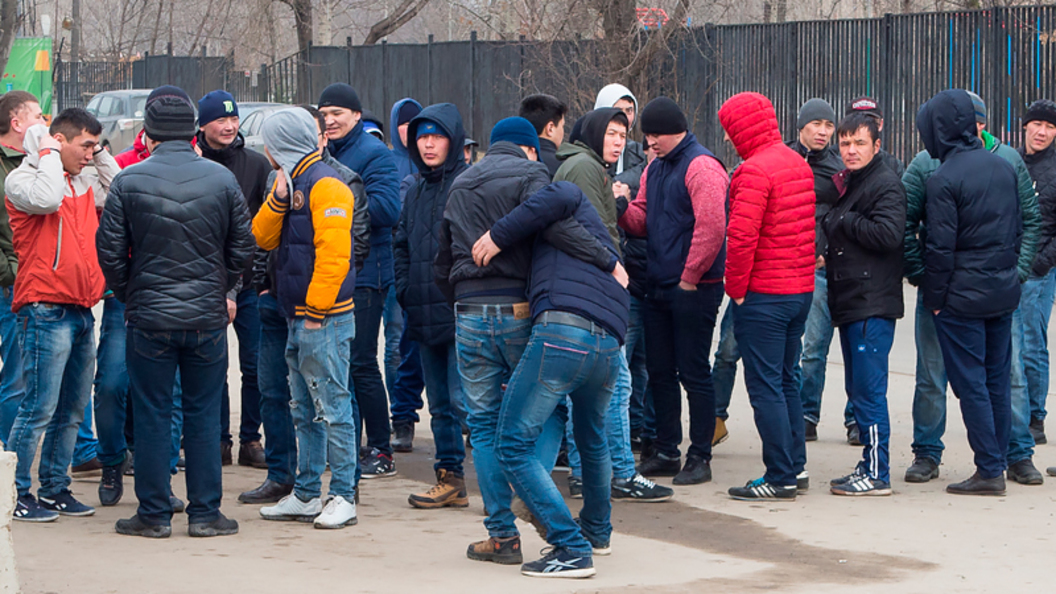 Устойчивая преступная группа. Азербайджанцы в Мошково. Толпа мигрантов. Диаспоры мигрантов. Толпа азербайджанцев.