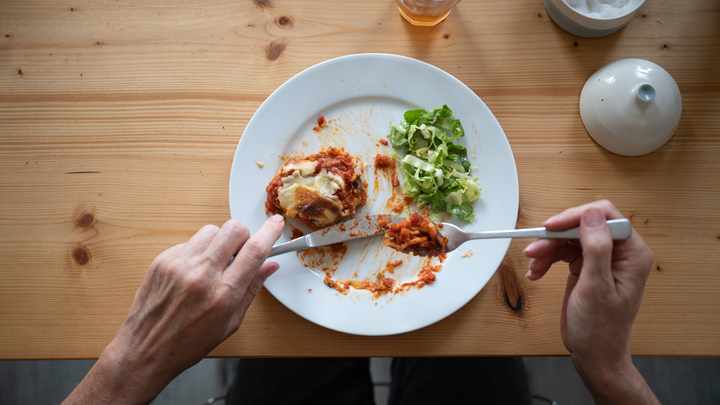 Онкологи рассказали, какое ощущение во время еды предупредит о раке