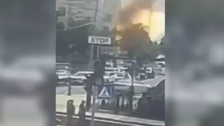 Момент попадания дрона в здание СБУ в Киеве сняли на видео