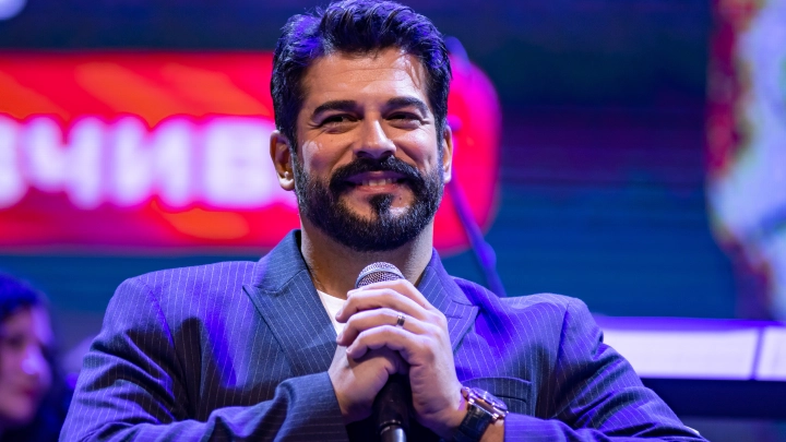 Стал неузнаваем. Бурак Озчивит кардинально сменил имидж