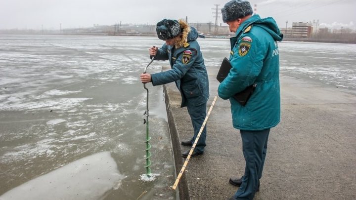 Пятеро рыбаков провалились под лед на водоемах в Свердловской области