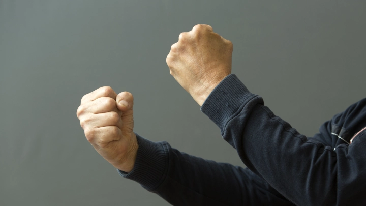 Смерть на остановке: во Владикавказе водитель маршрутки убил пассажира после беседы