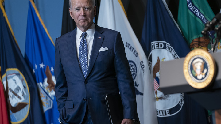 Байден вновь оскорбил журналиста и попался на лжи: Вы, должно быть, глупенький