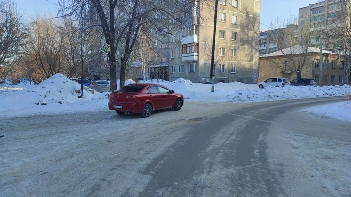 В Новосибирске нетрезвая женщина на автомобиле сбила двух девочек на тротуаре