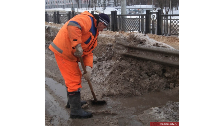 Песком для посыпания гололеда во Владимире забило ливневки: куда звонить для расчистки