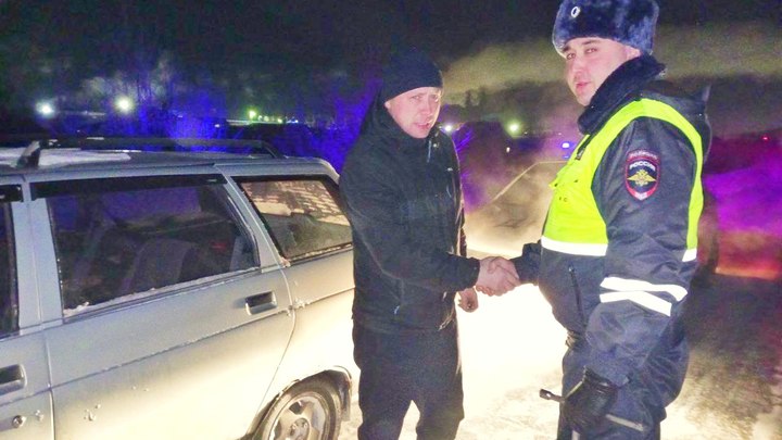 Наряд ГИБДД спас на свердловской трассе водителя, у которого в мороз отвалилось колесо