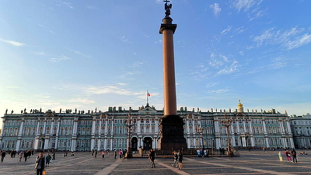 Дворцовая площадь в Санкт Петербурге кони