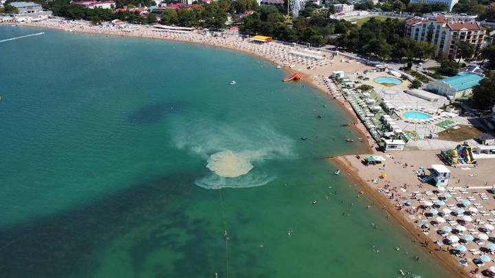 Большое мутное пятно-гейзер обнаружили у берегов Геленджика: Мэрия подозревает рабочих стройплощадки