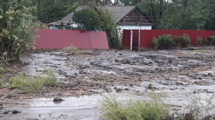 В Усть-Лабинске дождь смыл новую дорогу в центре города