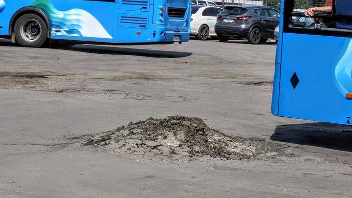 В Кемерове снова пучит асфальт на автобусной стоянке у ж/д вокзала