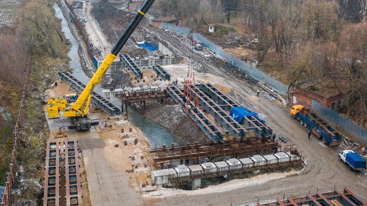 На Рпенском проезде мост поставят на опоры до конца года