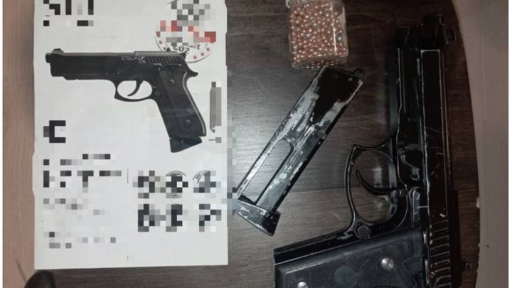 Полиция установила личность незнакомца, гуляющего с пистолетом по многоэтажке Новороссийска