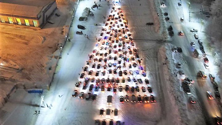 В Подмосковье автолюбители построили елку из 200 машин