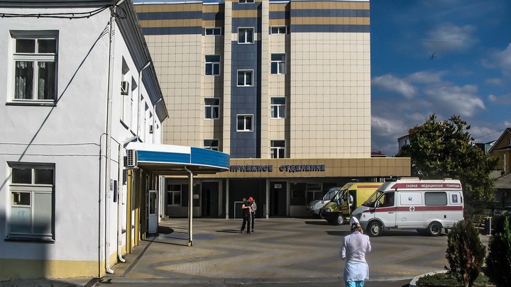 В Анапе неуравновешенный жилец всю ночь выбрасывал мебель из окна