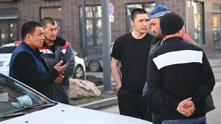 В ХМАО массовый исход курьеров-мигрантов: Куда они поедут и что ждет местных жителей?