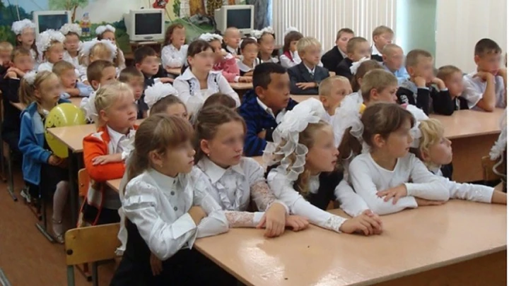 Школа-ад: как 2500 учеников втиснули в здание на 850 мест. Родители в ярости, а дети спорят, когда она лопнет