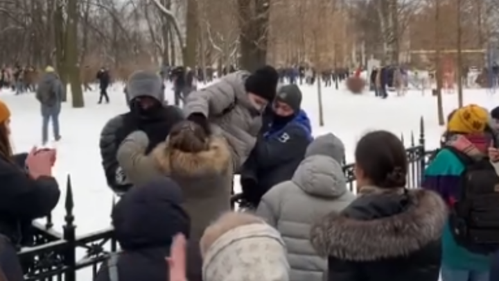 Упала на асфальт в толпе: полицейские помогли женщине во время незаконного митинга в Петербурге