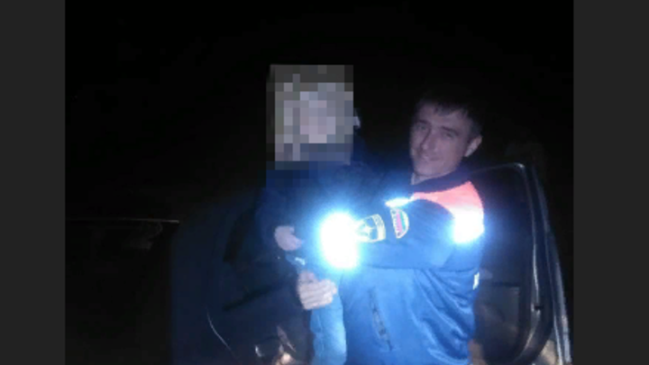 В Новороссийске спасатели освободили ребёнка, который случайно заперся в машине