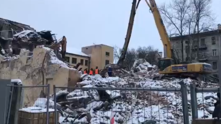 «Три дня рушат выстоявшее в войну здание»: петербуржцы возмущены незаконным сносом старинной бани