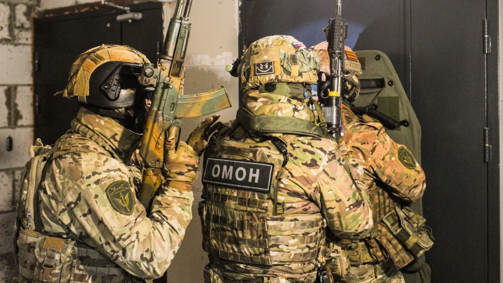 Пришли с ОМОНом, увезли главреда: Силовики проводят обыски в офисе Базы