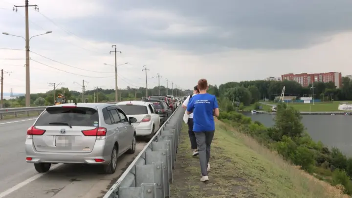 Волонтёры раздали воду и раскраски автомобилистам в очереди на АЗС под Новосибирском