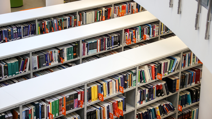 В Петербурге любители литературы подрались за книгу в библиотеке