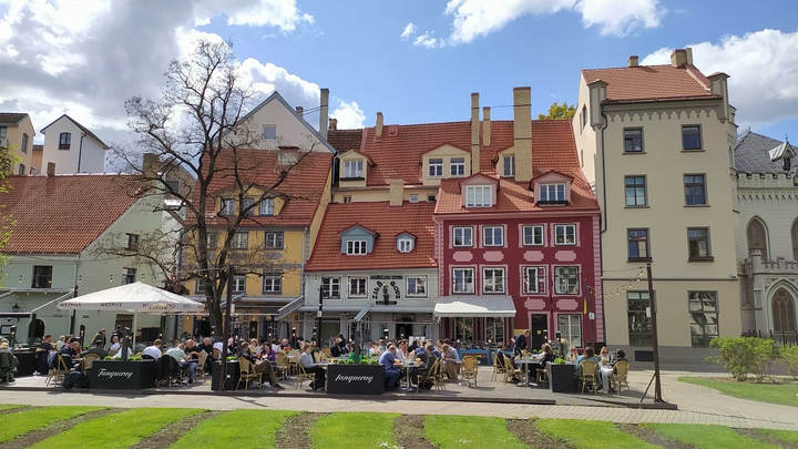 Пора бы выучить: Работающих украинок отчитали за спасибо