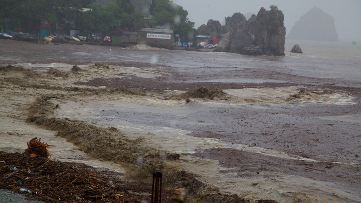 Морской бунт обрушился на Россию: смывает людей, набережные, дома
