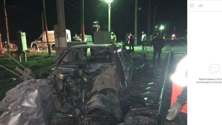 Водитель чудом выжил: в Курганской области Лада врезалась в поезд