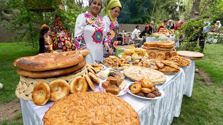 В Таджикистане запретили Новый год: Чиновники конфискуют еду